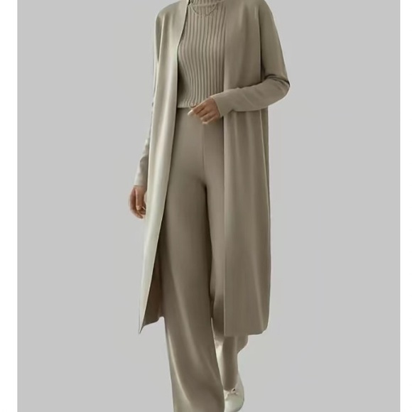 Sophisticated Beige/camel/khaki 3- piece Women's Pantsuit One Size fits 4-16 - Picture 13 of 16